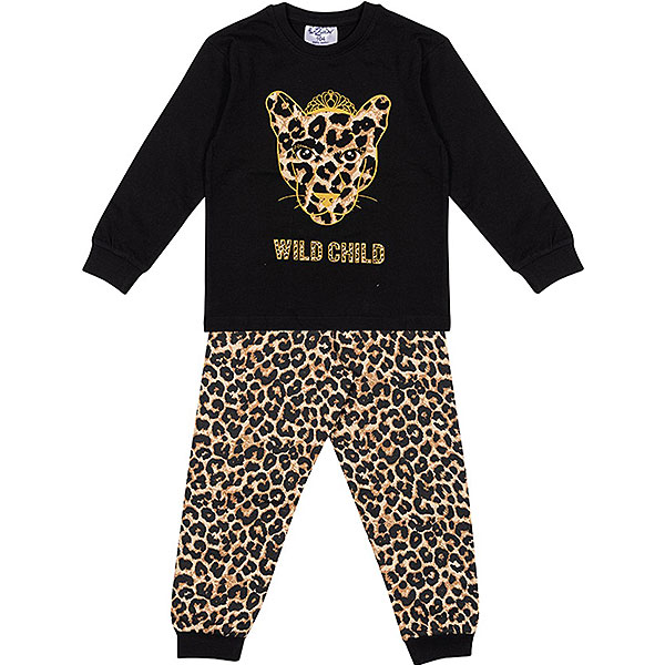 Deze leuke zwarte pyjama Wild Child komt uit de collectie van Fun2Wears. Deze serie heeft een verbeterde stofkwaliteit waardoor die mooier blijft na het wassen. Deze pyjama bestaat uit een shirt met lange mouwen en een broek met lange pijpen. Op het shirtje staat de tekst Wild Child in de afbeelding van een panterhoofd met kroontje. Op het broekje heeft een panterprint en zwarte boorden.