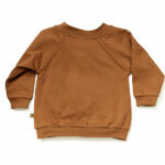 Een stoere camel kleurig bomber jasje met ronde hals en drukknopen is ideaal voor baby’s en dreumessen. Door de veilige en praktische drukknoopjes aan de voorkant kan het jasje gemakkelijk open en dicht. Ook zitten er twee steekzakken op het voorpand. Het jasje is gemaakt van een heerlijke stretch jersey met fleece. Waardoor het je kleintje warm houdt maar ook luchtig en mee stretch bij het aan en uit doen. De boord bij de nek en onderkant is gemaakt van rib stretch waardoor het jasje een bomber look krijgt.