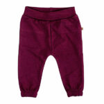 Dit bordeaux katoenen basis jogger broekje is gemaakt van een fijne, zachte en zeer comfortabele katoen kwaliteit. De broek heeft een brede elastische taille band die omgeslagen kan worden en een super zachte binnenkant wat beide zorgt voor heerlijke flexibele draagcomfort. In de boordjes van de pijpjes zit een elastiekje verwerkt waardoor het een speels gerimpeld effect krijgt. Op de achterkant zitten 2 nepzakjes.