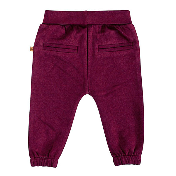 Dit bordeaux katoenen basis jogger broekje is gemaakt van een fijne, zachte en zeer comfortabele katoen kwaliteit. De broek heeft een brede elastische taille band die omgeslagen kan worden en een super zachte binnenkant wat beide zorgt voor heerlijke flexibele draagcomfort. In de boordjes van de pijpjes zit een elastiekje verwerkt waardoor het een speels gerimpeld effect krijgt. Op de achterkant zitten 2 nepzakjes.