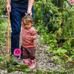 Dit bruine katoenen basis jogger broekje is gemaakt van een fijne, zachte en zeer comfortabele katoen kwaliteit. De broek heeft een brede elastische taille band die omgeslagen kan worden en een super zachte binnenkant wat beide zorgt voor heerlijke flexibele draagcomfort. In de boordjes van de pijpjes zit een elastiekje verwerkt waardoor het een speels gerimpeld effect krijgt. Op de achterkant zitten 2 nepzakjes.