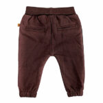 Dit bruine katoenen basis jogger broekje is gemaakt van een fijne, zachte en zeer comfortabele katoen kwaliteit. De broek heeft een brede elastische taille band die omgeslagen kan worden en een super zachte binnenkant wat beide zorgt voor heerlijke flexibele draagcomfort. In de boordjes van de pijpjes zit een elastiekje verwerkt waardoor het een speels gerimpeld effect krijgt. Op de achterkant zitten 2 nepzakjes.