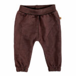 Dit bruine katoenen basis jogger broekje is gemaakt van een fijne, zachte en zeer comfortabele katoen kwaliteit. De broek heeft een brede elastische taille band die omgeslagen kan worden en een super zachte binnenkant wat beide zorgt voor heerlijke flexibele draagcomfort. In de boordjes van de pijpjes zit een elastiekje verwerkt waardoor het een speels gerimpeld effect krijgt. Op de achterkant zitten 2 nepzakjes.