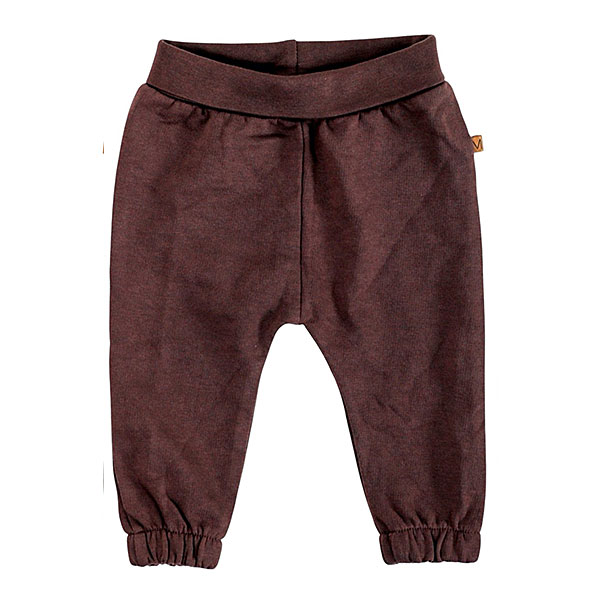 Dit bruine katoenen basis jogger broekje is gemaakt van een fijne, zachte en zeer comfortabele katoen kwaliteit. De broek heeft een brede elastische taille band die omgeslagen kan worden en een super zachte binnenkant wat beide zorgt voor heerlijke flexibele draagcomfort. In de boordjes van de pijpjes zit een elastiekje verwerkt waardoor het een speels gerimpeld effect krijgt. Op de achterkant zitten 2 nepzakjes.
