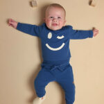 lauwe baby sweater van Frogs and Dogs met grote smileyprint. Zacht, comfortabel en ideaal voor frisse zomerdagen of speelmomenten.