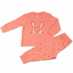 Deze leuke oudroze pyjama Bunny komt uit de collectie van Frogs and Dogs. Deze pyjama bestaat uit een shirt met lange mouwen en een broek met lange pijpen. Het shirtje heeft op de voorzijde een konijnenhoofdje  in de kleuren roze en zwart. Op het broekje staat een overall print van zwarte hartjes. Deze serie heeft een verbeterde stofkwaliteit waardoor die mooier blijft na het wassen.