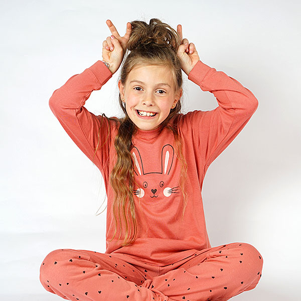 Deze leuke oudroze pyjama Bunny komt uit de collectie van Frogs and Dogs. Deze pyjama bestaat uit een shirt met lange mouwen en een broek met lange pijpen. Het shirtje heeft op de voorzijde een konijnenhoofdje in de kleuren roze en zwart. Op het broekje staat een overall print van zwarte hartjes. Deze serie heeft een verbeterde stofkwaliteit waardoor die mooier blijft na het wassen.