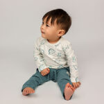 Babyshirt lange mouw met dino-print in gebroken wit uit de NiceTeam collectie van Frogs and Dogs