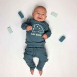 Frogs and Dogs babysweater Dino Buddy in blauwgroen met geborduurde dino en tekst uit de Nice Team collectie.
