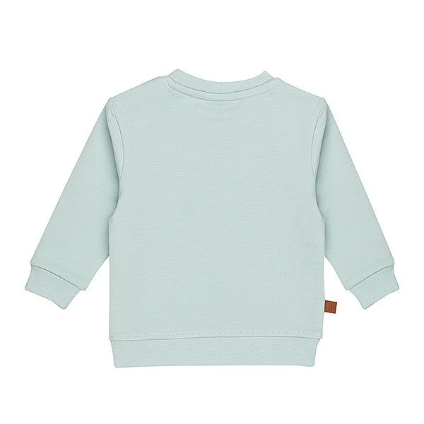 Deze stoere zachtgroene sweater uit de Nice Team-collectie van Frogs and Dogs is perfect voor jouw kleintje. Op de voorzijde zit een klein geborduurd dinootje. De sweater is gemaakt van zacht en warm materiaal, ideaal voor koudere dagen. Tot en met maat 86 heeft de sweater drukknoopjes op de linkerschouder, zodat het aan- en uittrekken makkelijk gaat.