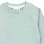 Deze stoere zachtgroene sweater uit de Nice Team-collectie van Frogs and Dogs is perfect voor jouw kleintje. Op de voorzijde zit een klein geborduurd dinootje. De sweater is gemaakt van zacht en warm materiaal, ideaal voor koudere dagen. Tot en met maat 86 heeft de sweater drukknoopjes op de linkerschouder, zodat het aan- en uittrekken makkelijk gaat.