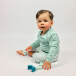 Deze stoere zachtgroene sweater uit de Nice Team-collectie van Frogs and Dogs is perfect voor jouw kleintje. Op de voorzijde zit een klein geborduurd dinootje. De sweater is gemaakt van zacht en warm materiaal, ideaal voor koudere dagen. Tot en met maat 86 heeft de sweater drukknoopjes op de linkerschouder, zodat het aan- en uittrekken makkelijk gaat.