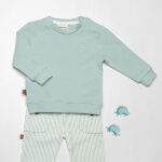 Deze stoere zachtgroene sweater uit de Nice Team-collectie van Frogs and Dogs is perfect voor jouw kleintje. Op de voorzijde zit een klein geborduurd dinootje. De sweater is gemaakt van zacht en warm materiaal, ideaal voor koudere dagen. Tot en met maat 86 heeft de sweater drukknoopjes op de linkerschouder, zodat het aan- en uittrekken makkelijk gaat.