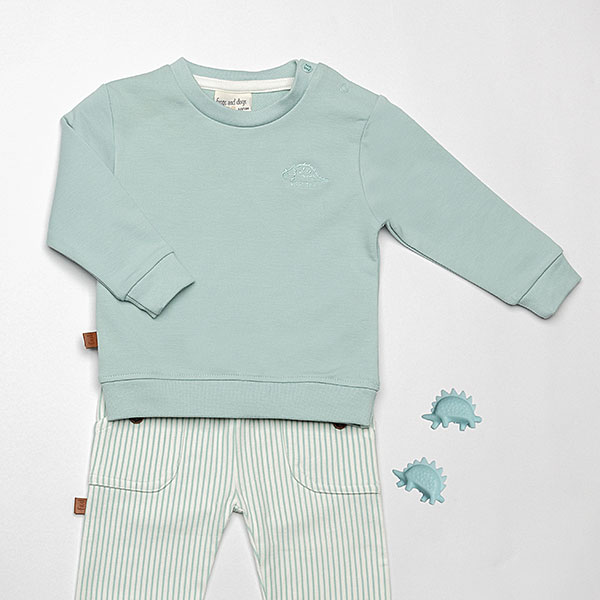 Deze stoere zachtgroene sweater uit de Nice Team-collectie van Frogs and Dogs is perfect voor jouw kleintje. Op de voorzijde zit een klein geborduurd dinootje. De sweater is gemaakt van zacht en warm materiaal, ideaal voor koudere dagen. Tot en met maat 86 heeft de sweater drukknoopjes op de linkerschouder, zodat het aan- en uittrekken makkelijk gaat.