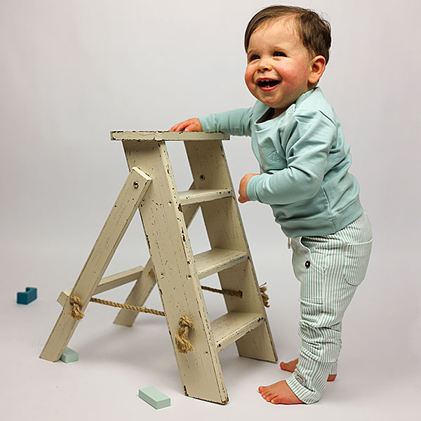 Deze stoere zachtgroene sweater uit de Nice Team-collectie van Frogs and Dogs is perfect voor jouw kleintje. Op de voorzijde zit een klein geborduurd dinootje. De sweater is gemaakt van zacht en warm materiaal, ideaal voor koudere dagen. Tot en met maat 86 heeft de sweater drukknoopjes op de linkerschouder, zodat het aan- en uittrekken makkelijk gaat.