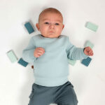 Deze stoere zachtgroene sweater uit de Nice Team-collectie van Frogs and Dogs is perfect voor jouw kleintje. Op de voorzijde zit een klein geborduurd dinootje. De sweater is gemaakt van zacht en warm materiaal, ideaal voor koudere dagen. Tot en met maat 86 heeft de sweater drukknoopjes op de linkerschouder, zodat het aan- en uittrekken makkelijk gaat.