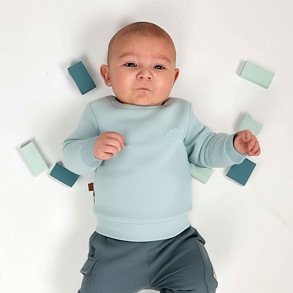 Deze stoere zachtgroene sweater uit de Nice Team-collectie van Frogs and Dogs is perfect voor jouw kleintje. Op de voorzijde zit een klein geborduurd dinootje. De sweater is gemaakt van zacht en warm materiaal, ideaal voor koudere dagen. Tot en met maat 86 heeft de sweater drukknoopjes op de linkerschouder, zodat het aan- en uittrekken makkelijk gaat.