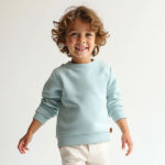 Deze stoere zachtgroene sweater uit de Nice Team-collectie van Frogs and Dogs is perfect voor jouw kleintje. Op de voorzijde zit een klein geborduurd dinootje. De sweater is gemaakt van zacht en warm materiaal, ideaal voor koudere dagen. Tot en met maat 86 heeft de sweater drukknoopjes op de linkerschouder, zodat het aan- en uittrekken makkelijk gaat.