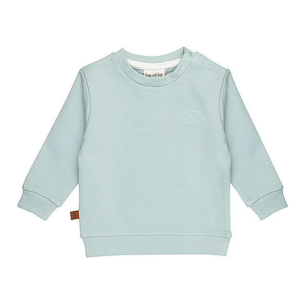 Deze stoere zachtgroene sweater uit de Nice Team-collectie van Frogs and Dogs is perfect voor jouw kleintje. Op de voorzijde zit een klein geborduurd dinootje. De sweater is gemaakt van zacht en warm materiaal, ideaal voor koudere dagen. Tot en met maat 86 heeft de sweater drukknoopjes op de linkerschouder, zodat het aan- en uittrekken makkelijk gaat.