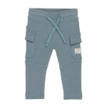 Deze stoere cargobroek in de kleur groen komt uit de Nice Team-collectie van Frogs and Dogs. Het broekje heeft aan beide zijden een zak met klep, een elastische tailleband met koord en een stoere naad halverwege de pijpjes. De broekspijpen zijn netjes gezoomd. Op de linkerzak is een klein Nice Team-logootje genaaid.