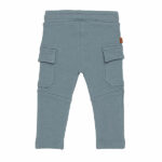 Deze stoere cargobroek in de kleur groen komt uit de Nice Team-collectie van Frogs and Dogs. Het broekje heeft aan beide zijden een zak met klep, een elastische tailleband met koord en een stoere naad halverwege de pijpjes. De broekspijpen zijn netjes gezoomd. Op de linkerzak is een klein Nice Team-logootje genaaid.