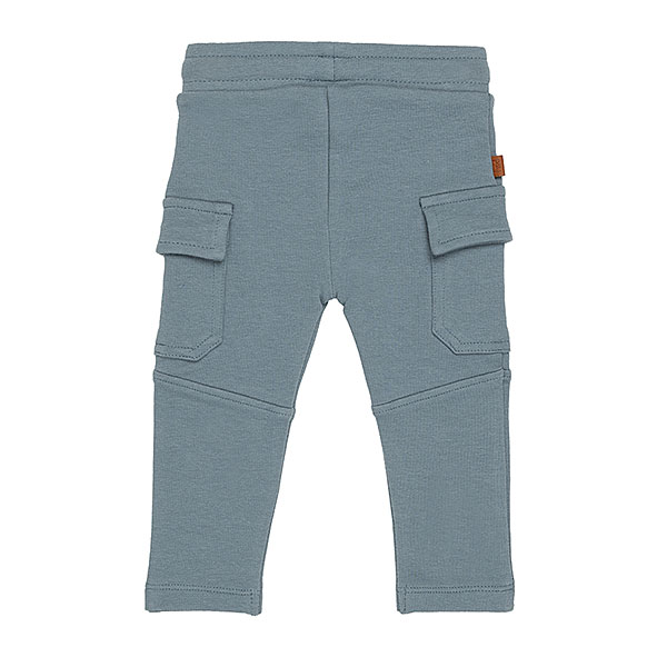 Deze stoere cargobroek in de kleur groen komt uit de Nice Team-collectie van Frogs and Dogs. Het broekje heeft aan beide zijden een zak met klep, een elastische tailleband met koord en een stoere naad halverwege de pijpjes. De broekspijpen zijn netjes gezoomd. Op de linkerzak is een klein Nice Team-logootje genaaid.