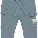 Deze stoere cargobroek in de kleur groen komt uit de Nice Team-collectie van Frogs and Dogs. Het broekje heeft aan beide zijden een zak met klep, een elastische tailleband met koord en een stoere naad halverwege de pijpjes. De broekspijpen zijn netjes gezoomd. Op de linkerzak is een klein Nice Team-logootje genaaid.