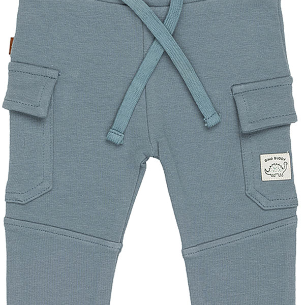 Deze stoere cargobroek in de kleur groen komt uit de Nice Team-collectie van Frogs and Dogs. Het broekje heeft aan beide zijden een zak met klep, een elastische tailleband met koord en een stoere naad halverwege de pijpjes. De broekspijpen zijn netjes gezoomd. Op de linkerzak is een klein Nice Team-logootje genaaid.