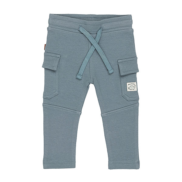Deze stoere cargobroek in de kleur groen komt uit de Nice Team-collectie van Frogs and Dogs. Het broekje heeft aan beide zijden een zak met klep, een elastische tailleband met koord en een stoere naad halverwege de pijpjes. De broekspijpen zijn netjes gezoomd. Op de linkerzak is een klein Nice Team-logootje genaaid.
