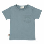 Dit schattige groenblauwe t-shirt is effen van kleur en heeft op borsthoogte een zakje. Het t-shirtje komt uit de Nice Team-collectie van Frogs and Dogs. Op het zakje is een klein dinootje geborduurd. Bij de maten tot en met 86 zitten er op de linkerschouder handige drukknoopjes, zodat het shirtje gemakkelijk aan- en uitgetrokken kan worden.