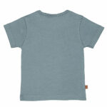 Dit schattige groenblauwe t-shirt is effen van kleur en heeft op borsthoogte een zakje. Het t-shirtje komt uit de Nice Team-collectie van Frogs and Dogs. Op het zakje is een klein dinootje geborduurd. Bij de maten tot en met 86 zitten er op de linkerschouder handige drukknoopjes, zodat het shirtje gemakkelijk aan- en uitgetrokken kan worden.