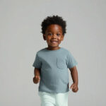 Dit schattige groenblauwe kinder t-shirt met korte mouw komt uit de Nice Team collectie van Frogs and Dogs. Het shirtje is effen van kleur en heeft op borsthoogte een klein zakje. Op het zakje is een geborduurd dinootje te zien, wat zorgt voor een subtiel, speels detail.