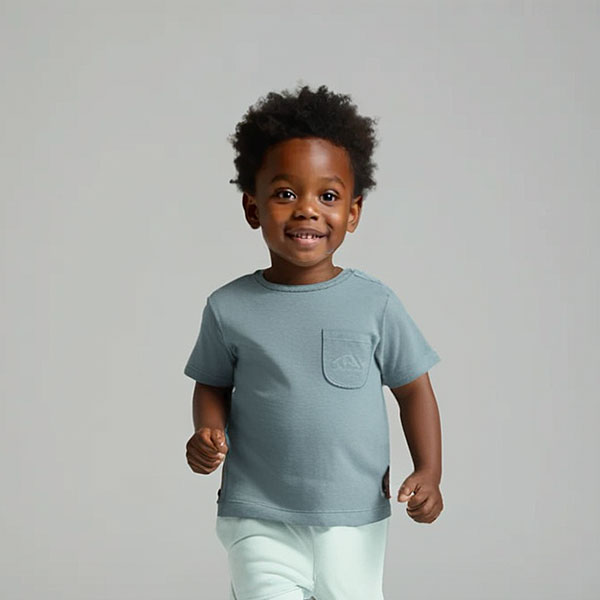 Dit schattige groenblauwe kinder t-shirt met korte mouw komt uit de Nice Team collectie van Frogs and Dogs. Het shirtje is effen van kleur en heeft op borsthoogte een klein zakje. Op het zakje is een geborduurd dinootje te zien, wat zorgt voor een subtiel, speels detail.