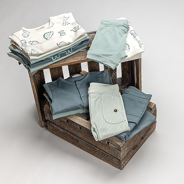 Dit schattige groenblauwe baby t-shirt met korte mouw komt uit de Nice Team collectie van Frogs and Dogs. Het shirtje is effen van kleur en heeft op borsthoogte een klein zakje. Op het zakje is een subtiel dinootje geborduurd, wat zorgt voor een speels detail zonder dat het overheerst.