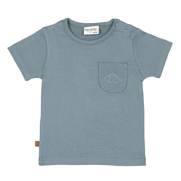 Dit schattige groenblauwe t-shirt is effen van kleur en heeft op borsthoogte een zakje. Het t-shirtje komt uit de Nice Team-collectie van Frogs and Dogs. Op het zakje is een klein dinootje geborduurd. Bij de maten tot en met 86 zitten er op de linkerschouder handige drukknoopjes, zodat het shirtje gemakkelijk aan- en uitgetrokken kan worden.