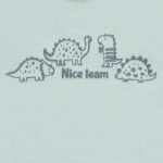 Dit baby t-shirt met korte mouw is perfect voor kleine dinoliefhebbers! Op de voorzijde staan 4 stoere dino’s bedrukt, wat het shirt een speelse en vrolijke uitstraling geeft. Gemaakt van zacht en ademend katoen, ideaal voor de gevoelige babyhuid en comfortabel voor dagelijks gebruik.