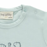 Dit baby t-shirt met korte mouw is perfect voor kleine dinoliefhebbers! Op de voorzijde staan 4 stoere dino’s bedrukt, wat het shirt een speelse en vrolijke uitstraling geeft. Gemaakt van zacht en ademend katoen, ideaal voor de gevoelige babyhuid en comfortabel voor dagelijks gebruik.