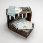 Dit baby t-shirt met korte mouw is perfect voor kleine dinoliefhebbers! Op de voorzijde staan 4 stoere dino’s bedrukt, wat het shirt een speelse en vrolijke uitstraling geeft. Gemaakt van zacht en ademend katoen, ideaal voor de gevoelige babyhuid en comfortabel voor dagelijks gebruik.