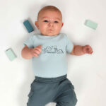 Dit baby t-shirt met korte mouw is perfect voor kleine dinoliefhebbers! Op de voorzijde staan 4 stoere dino’s bedrukt, wat het shirt een speelse en vrolijke uitstraling geeft. Gemaakt van zacht en ademend katoen, ideaal voor de gevoelige babyhuid en comfortabel voor dagelijks gebruik.