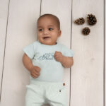 Dit baby t-shirt met korte mouw is perfect voor kleine dinoliefhebbers! Op de voorzijde staan 4 stoere dino’s bedrukt, wat het shirt een speelse en vrolijke uitstraling geeft. Gemaakt van zacht en ademend katoen, ideaal voor de gevoelige babyhuid en comfortabel voor dagelijks gebruik.