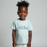 Dit t-shirt met korte mouw is perfect voor kleine dinoliefhebbers! Op de voorzijde staan 4 stoere dino’s bedrukt, wat het shirt een speelse en vrolijke uitstraling geeft. Gemaakt van zacht en ademend katoen, ideaal voor de gevoelige huid en comfortabel voor dagelijks gebruik.
