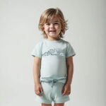 Dit t-shirt met korte mouw is perfect voor kleine dinoliefhebbers! Op de voorzijde staan 4 stoere dino’s bedrukt, wat het shirt een speelse en vrolijke uitstraling geeft. Gemaakt van zacht en ademend katoen, ideaal voor de gevoelige huid en comfortabel voor dagelijks gebruik.