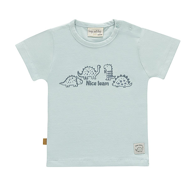 Dit baby t-shirt met korte mouw is perfect voor kleine dinoliefhebbers! Op de voorzijde staan 4 stoere dino’s bedrukt, wat het shirt een speelse en vrolijke uitstraling geeft. Gemaakt van zacht en ademend katoen, ideaal voor de gevoelige babyhuid en comfortabel voor dagelijks gebruik.