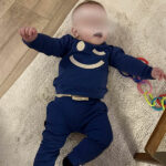 Deze stoere blauwe baby sweater met een grote, geborduurde knipogende smile komt uit de collectie Happy With You van Frogs and Dogs. De geborduurde staat op de voorzijde en geeft een speelse en vrolijke uitstraling. De sweater is gemaakt van zacht en comfortabel materiaal, perfect voor frisse dagen en actieve kleintjes.