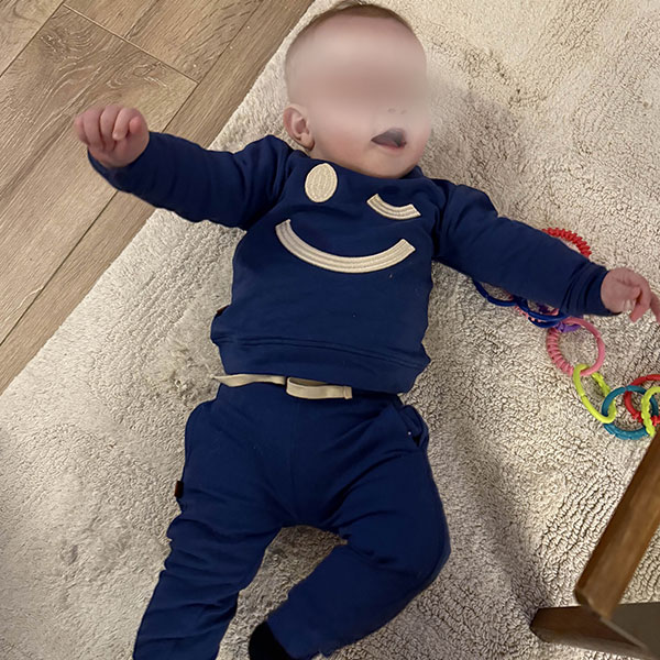 Deze stoere blauwe baby sweater met een grote, geborduurde knipogende smile komt uit de collectie Happy With You van Frogs and Dogs. De geborduurde staat op de voorzijde en geeft een speelse en vrolijke uitstraling. De sweater is gemaakt van zacht en comfortabel materiaal, perfect voor frisse dagen en actieve kleintjes.