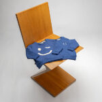 lauwe baby sweater van Frogs and Dogs met grote smileyprint. Zacht, comfortabel en ideaal voor frisse zomerdagen of speelmomenten.