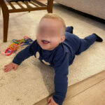 Deze stoere blauwe baby sweater met een grote, geborduurde knipogende smile komt uit de collectie Happy With You van Frogs and Dogs. De geborduurde staat op de voorzijde en geeft een speelse en vrolijke uitstraling. De sweater is gemaakt van zacht en comfortabel materiaal, perfect voor frisse dagen en actieve kleintjes.