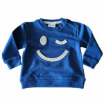 Deze stoere blauwe baby sweater met een grote, geborduurde knipogende smile komt uit de collectie Happy With You van Frogs and Dogs. De geborduurde staat op de voorzijde en geeft een speelse en vrolijke uitstraling. De sweater is gemaakt van zacht en comfortabel materiaal, perfect voor frisse dagen en actieve kleintjes.