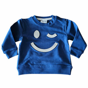 Deze stoere blauwe baby sweater met een grote, geborduurde knipogende smile komt uit de collectie Happy With You van Frogs and Dogs. De geborduurde staat op de voorzijde en geeft een speelse en vrolijke uitstraling. De sweater is gemaakt van zacht en comfortabel materiaal, perfect voor frisse dagen en actieve kleintjes.