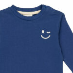 Stoere blauwe baby sweater met kleine smiley op borsthoogte voor een vrolijke touch. Gemaakt van zacht en warm materiaal, perfect voor frisse dagen.